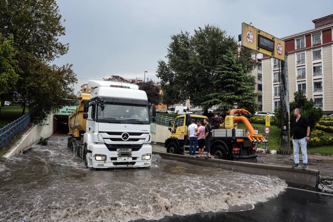 İstanbul'da sağanak hayatı felç etti! Araçlar sular altında kaldı 40